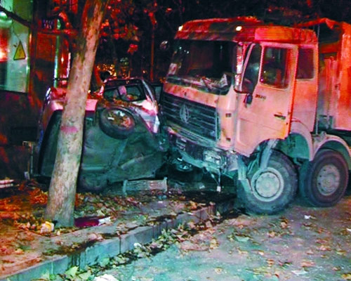 鄭州街頭瘋狂渣土車(chē)撞上轎車(chē)將其“擠”成1米多