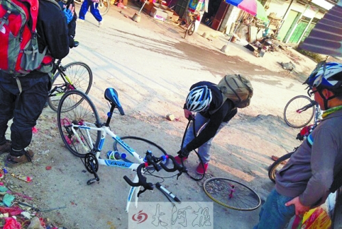 運氣不好，十分鐘被扎了兩次胎，只能自己修車。
