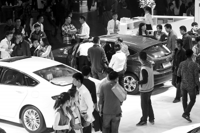 鄭州尚無限牌規(guī)定 部分商家利用傳聞進行促銷 鄭州尚無限牌規(guī)定 部分商家利用傳聞進行促銷