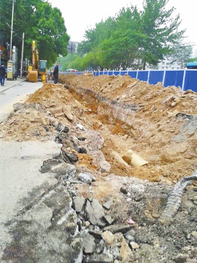 文化路大修改造工程，目前西半幅圍擋已基本鋪設(shè)到位。