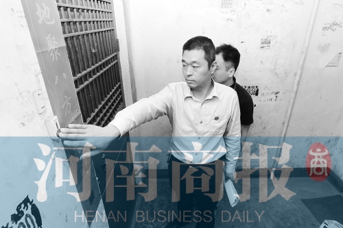 　來到馬某家，法官被拒之門外