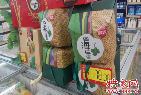 今年商場里的散裝、袋裝粽子多了，盒裝粽子的售價(jià)也更加親民。