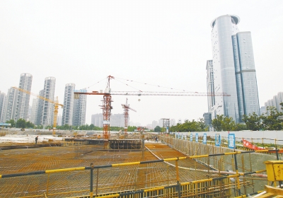 中州大道與金水東路東北角，正在建一座大型停車(chē)場(chǎng)。