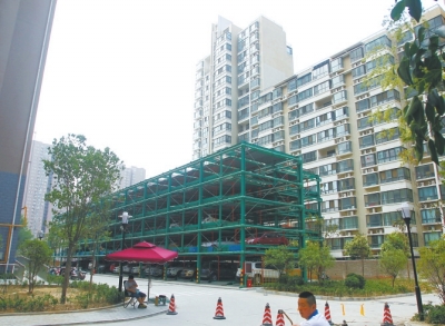 商城路與英協(xié)路交叉口附近的濱河綠苑小區(qū)內(nèi)，剛剛建好一個(gè)立體停車(chē)場(chǎng)。