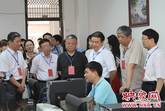 在評卷質檢組,工作人員介紹說,今年有四級質檢(即小組質檢、題組質檢、學科質檢、省質檢),確保嚴把質量