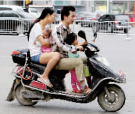 帶著孩子騎電動車，安全一定要放在第一位。