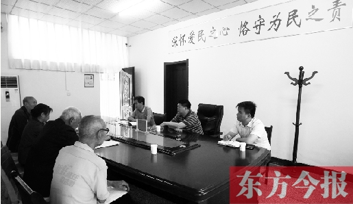 6月16日，幾位蘭考市民在向縣委副書記毛衛(wèi)豐反映問題。