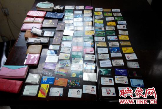 在日常執(zhí)勤當(dāng)中，巡防隊員經(jīng)常能撿到很多的身份證和銀行卡。