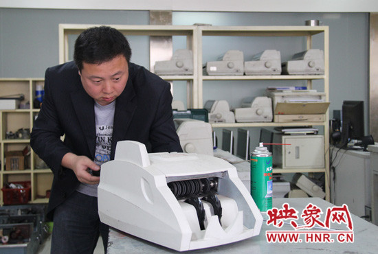 陸涌每天的工作就是和機(jī)器“談心”、發(fā)現(xiàn)故障、修好它們。