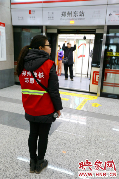 在前期的志愿工作中鄭州地鐵主要與市各大高校合作組建志愿者服務(wù)隊(duì)。