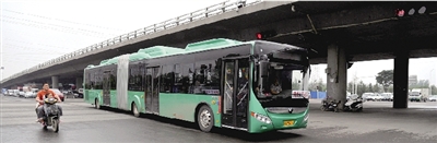 昨日上午，一輛B3快速公交測試車行駛在西三環(huán)的線路上。