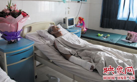 梁亮顱骨骨折、右胳膊肌腱被砍斷,手指受傷。