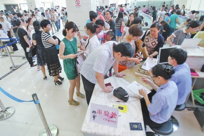 6月30日上午9時(shí)20分，鄭州市公安局出入境管理處辦事大廳內(nèi)擠滿前來辦理護(hù)照、簽證的群眾。
