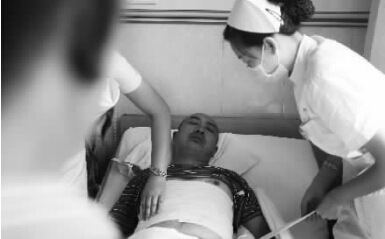 昨天，鄭州市第一人民醫(yī)院，被打傷的鄭州管城區(qū)執(zhí)法隊員唐建偉在接受治療。