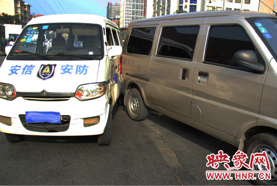 兩輛面包車也被牽連。