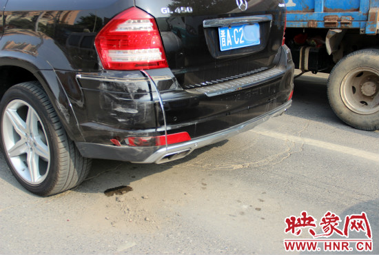 無辜奔馳越野車殘被追尾。