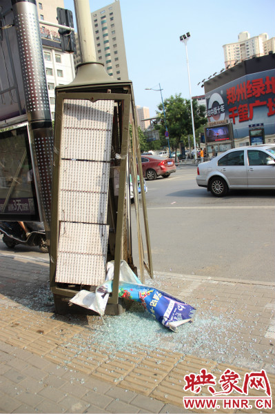 路旁的路燈箱已經(jīng)被肇事車輛撞碎。