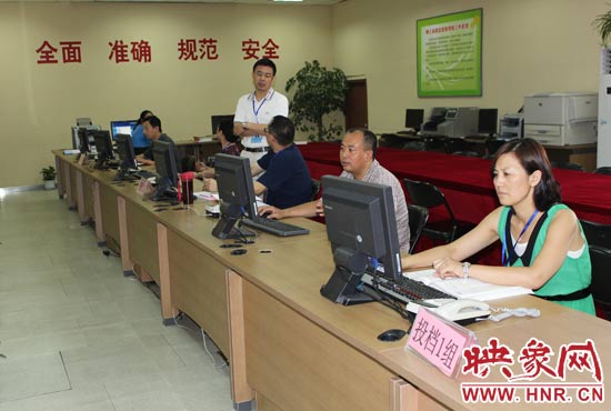 今年我省高招錄取工作正在平穩(wěn)正常開展，圖為投檔組工作人員。