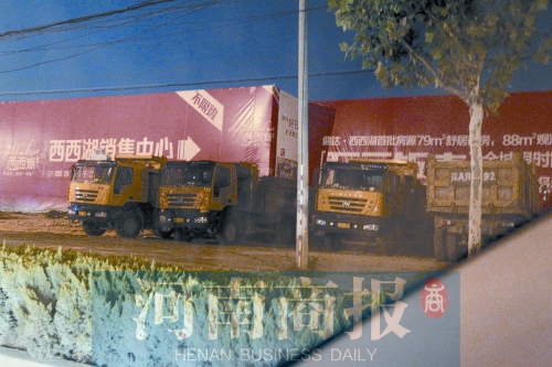 昨夜，記者發(fā)現(xiàn)一些工地外，渣土車們正在“休息”記者 鄧萬里/攝