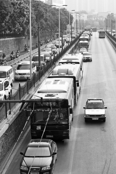 大量的機(jī)動(dòng)車(chē)由京廣路向北前行，右拐后涌上中原路地下道。