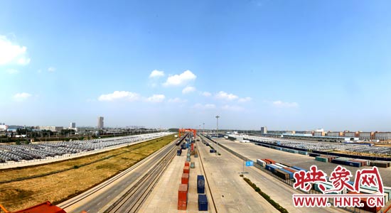 鄭州鐵路集裝箱中心站內(nèi)，滿載貨物的國際班列從這里開出。段晉哲/攝