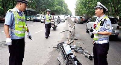 帶著車牌的車前臉留在了現(xiàn)場。
