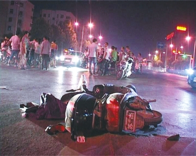 一輛白色無牌奧迪轎車在通過路口時，將一名騎電動車的女子撞飛十多米
