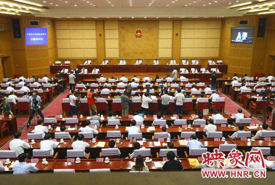 7月29日下午，河南省十二屆人大常委會第九次會議召開關(guān)于職業(yè)教育專題詢問會。