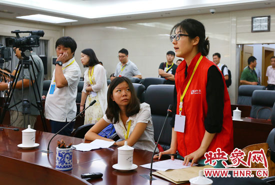 映象網(wǎng)記者就網(wǎng)友關(guān)心熱點(diǎn)問題向省教育廳副廳長尹洪斌提問。