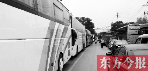 昨日，只能由東向西單行的鄭州市城南路上，闖進(jìn)了由西向東行駛的大巴車，造成嚴(yán)重交通擁堵