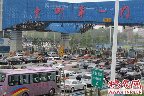鄭州機場收費站口（中州第一門）車輛排隊擁堵情況嚴(yán)重。