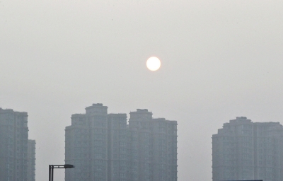 昨天，鄭州市區(qū)，霧霾遮擋的太陽像個月亮。
