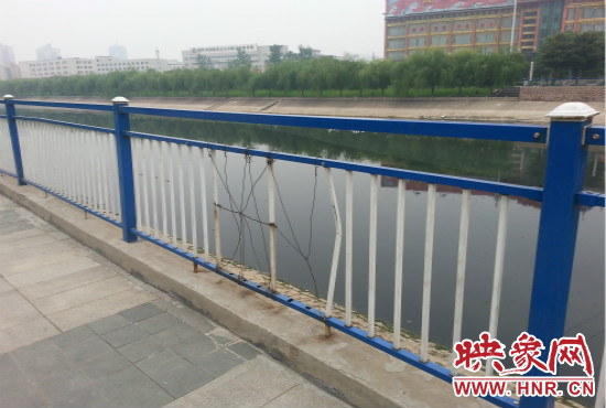 公園內(nèi)多個(gè)護(hù)欄中間的鋼筋條不翼而飛，僅僅是用幾根細(xì)細(xì)鐵絲纏住。