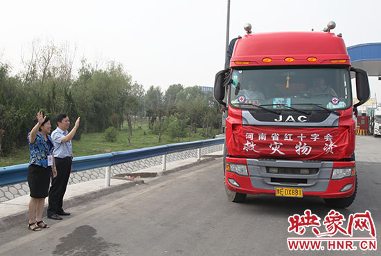 運(yùn)送救災(zāi)物質(zhì)的貨車(chē)出發(fā),奔赴災(zāi)區(qū)。