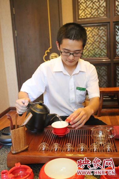 1、水壺里的水煮沸，李克勤把茶葉放進(jìn)茶荷里，準(zhǔn)備溫杯沖茶