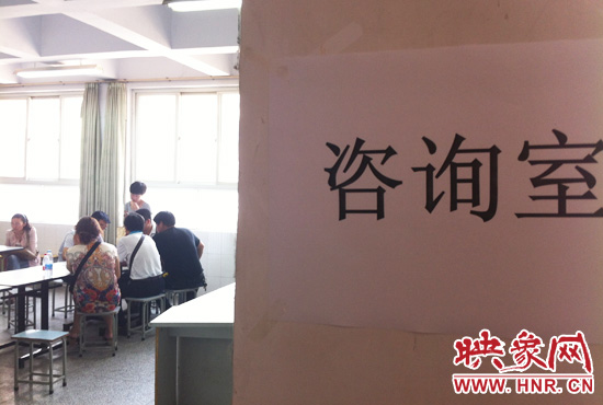 在金水區(qū)教體局設(shè)立的“復(fù)議”現(xiàn)場，家長們提出了各式各樣的問題。