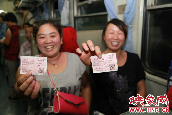 進(jìn)疆棉農(nóng)展示前往烏魯木齊的車票。