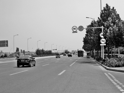 走訪鄭開大道，記者發(fā)現(xiàn)路上的限速標(biāo)志已明顯減少。