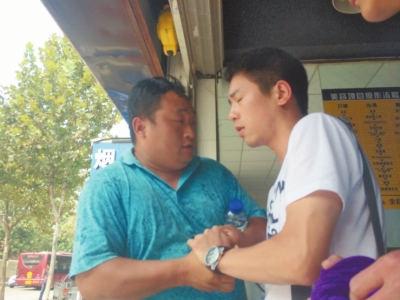 記者正查看照片，突遭藍(lán)衣男強(qiáng)搶手機(jī)。