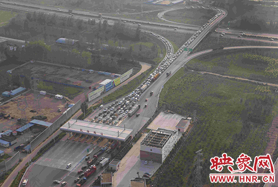 圖為鄭州環(huán)城高速航海路上下口，已經(jīng)出現(xiàn)車輛排隊(duì)情況。
