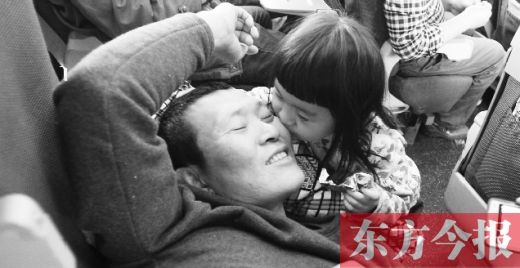 女兒嘟嘟不時(shí)的親吻是他最好的“鎮(zhèn)痛藥”。