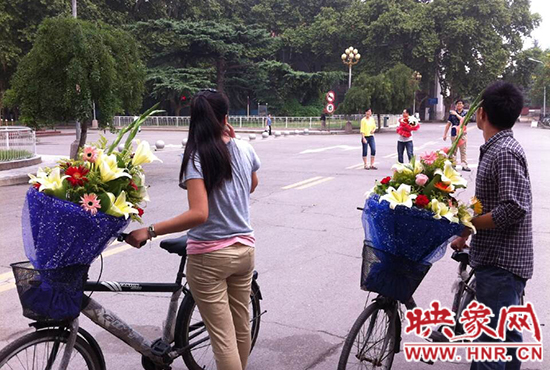 在鄭州大學(xué)南校區(qū)，有不少學(xué)生三五成群，手捧鮮花。