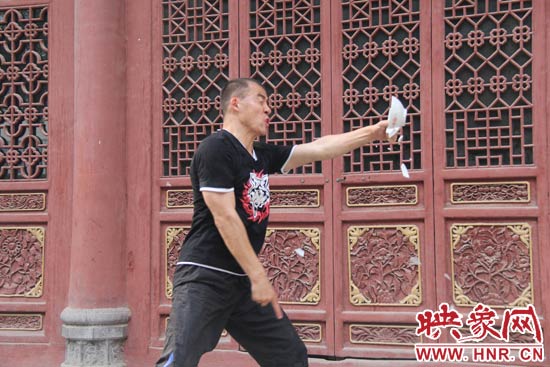 樊偉鵬展示其單指碎碗的絕技。