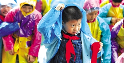 昨日下午,農(nóng)科路上一小學(xué)放學(xué)時,孩子們大部分都穿著雨披。