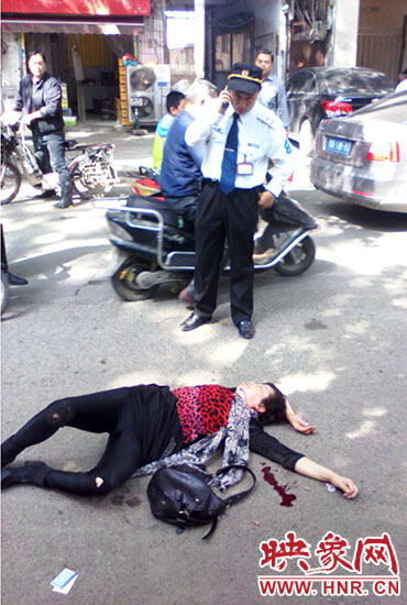 一名老年人當(dāng)場昏迷。