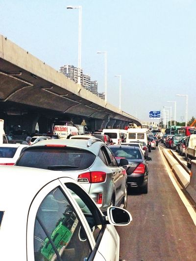 因塌方，中原路西三環(huán)交叉口附近擁堵嚴(yán)重