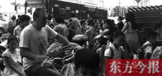 9月4日下午，文化路一小附近，大批陪讀家長接孩子。