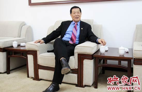 以精湛讀到的刑偵鑒識技術(shù)享譽(yù)國際的李昌鈺博士，被譽(yù)為“當(dāng)代福爾摩斯”。