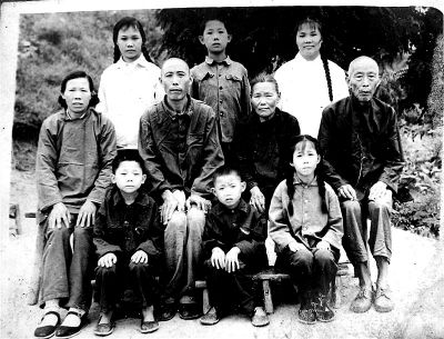 1970年，何兆勝一家人在荊門合影，中排左二為何兆勝。