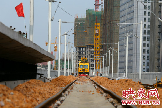 工程車在鋪好的軌道上忙碌不停。